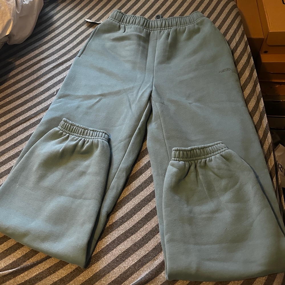 NWT‼️ ARITZIA COZY FLEECE MEGA SWEATPANT - Picture 2 of 4